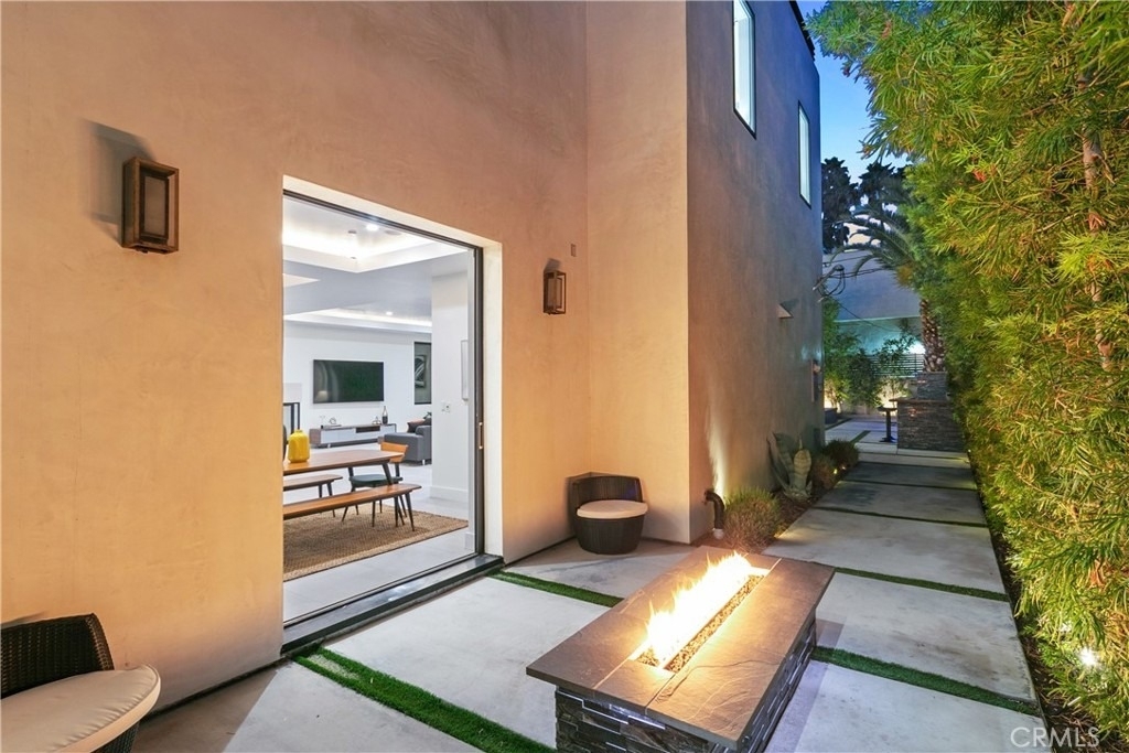 454 S Holt Avenue - Photo 14