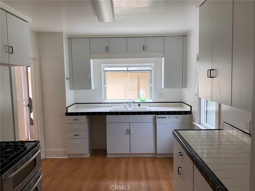 1085 Loma Drive - Photo 8
