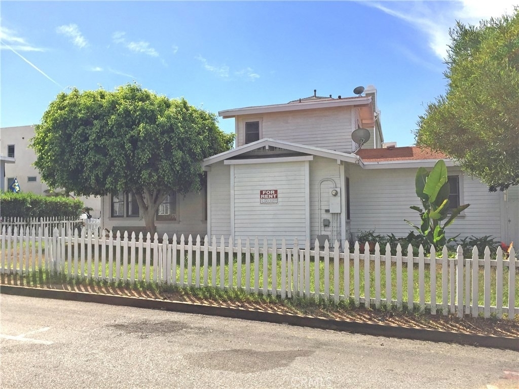 1085 Loma Drive - Photo 3