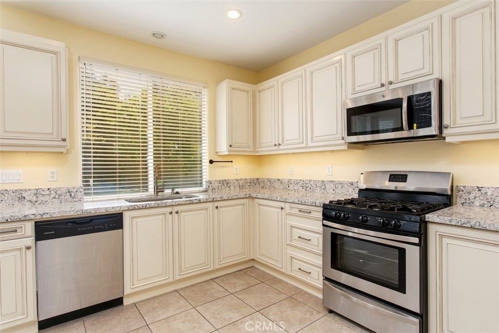 52 Willowhurst - Photo 3