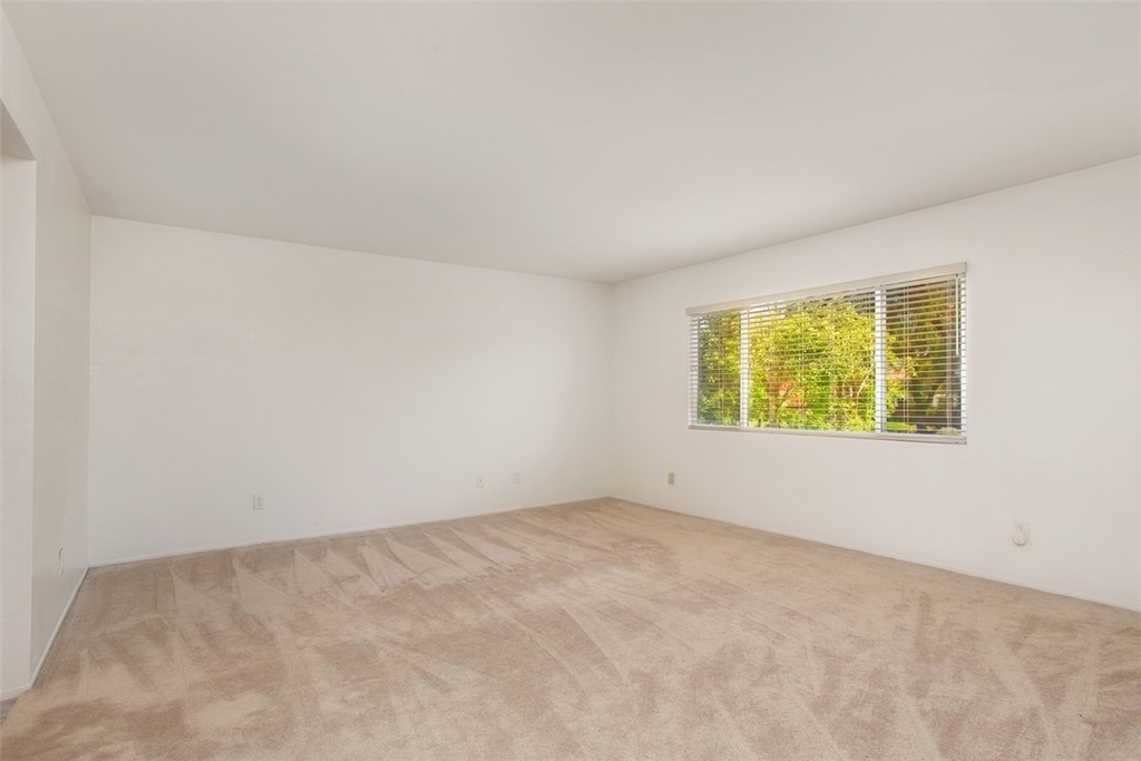 52 Willowhurst - Photo 12