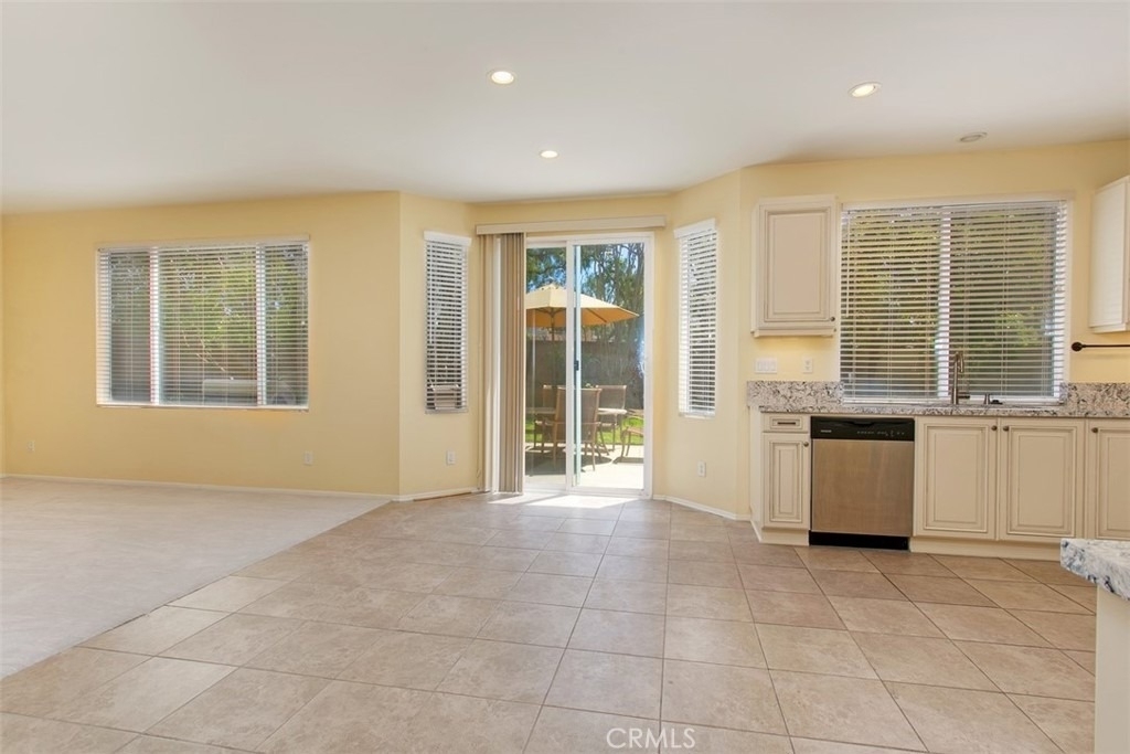 52 Willowhurst - Photo 5