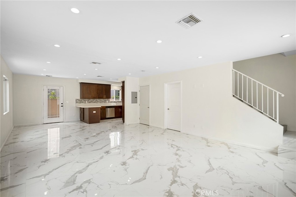 532 W Harvard St - Photo 2