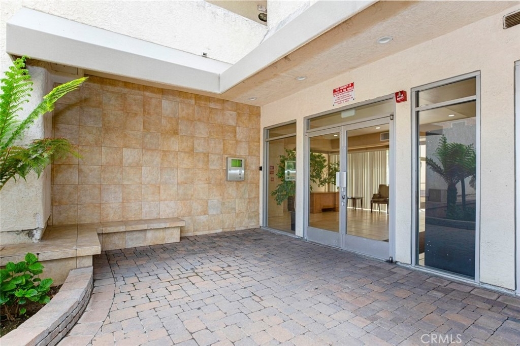 5325 Newcastle Ave. - Photo 1