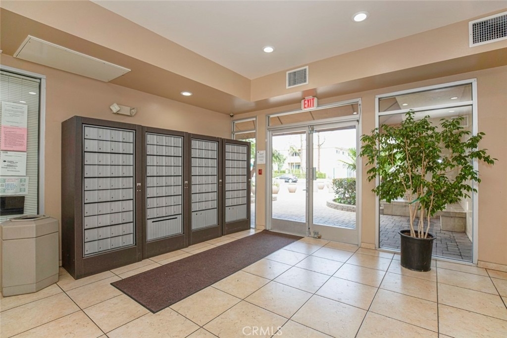 5325 Newcastle Ave. - Photo 2