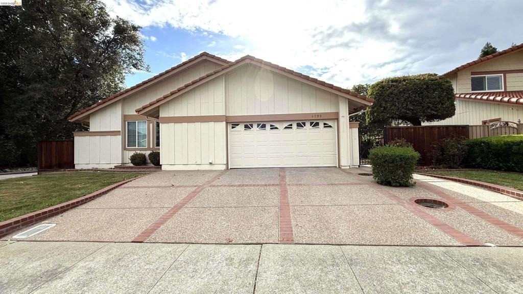 4398 N Spoonwood Ct - Photo 0