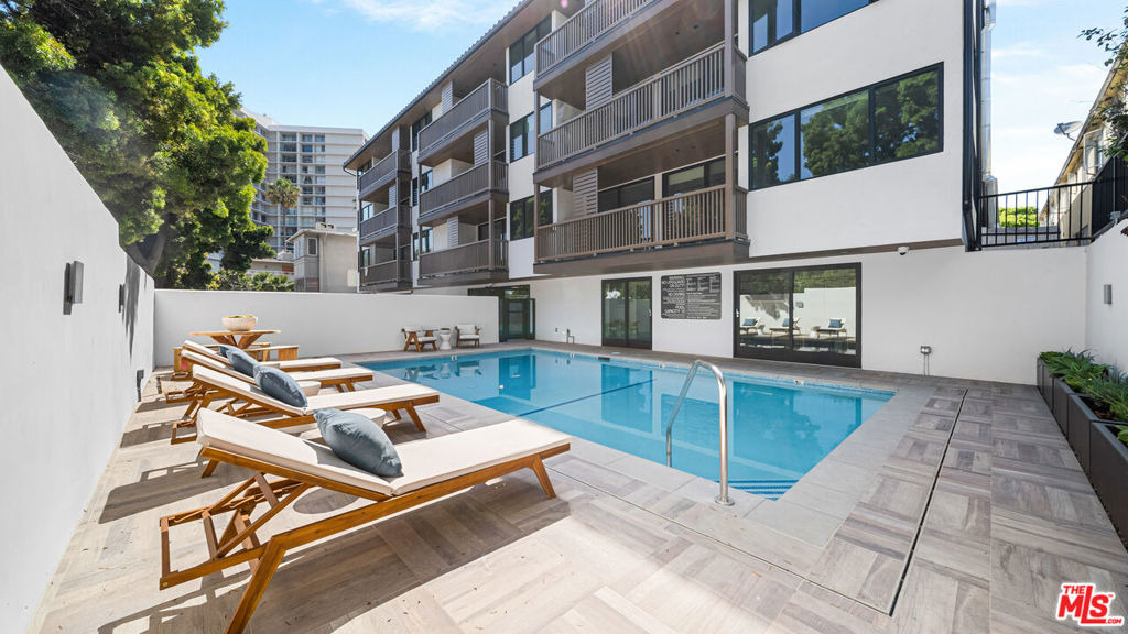 153 San Vicente Boulevard - Photo 2