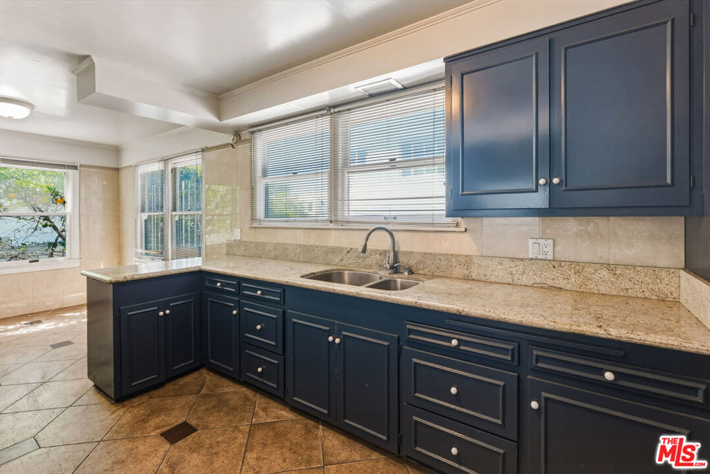 727 Crenshaw Boulevard - Photo 8