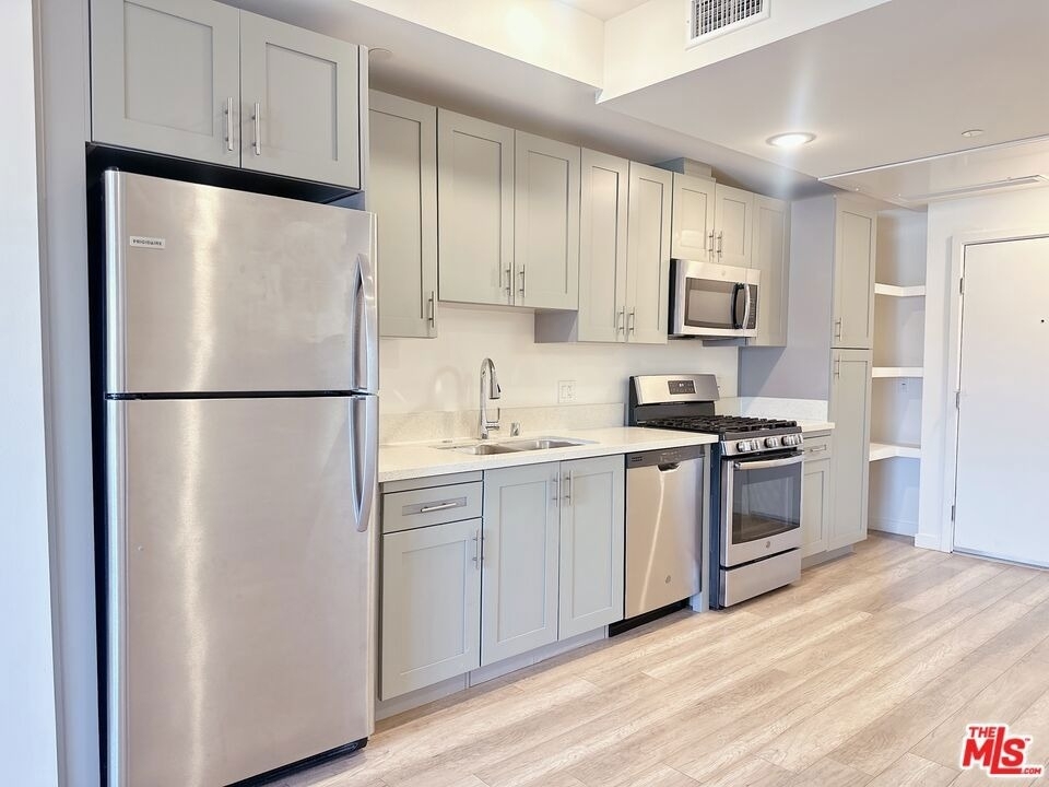 1025 S Berendo Street - Photo 4