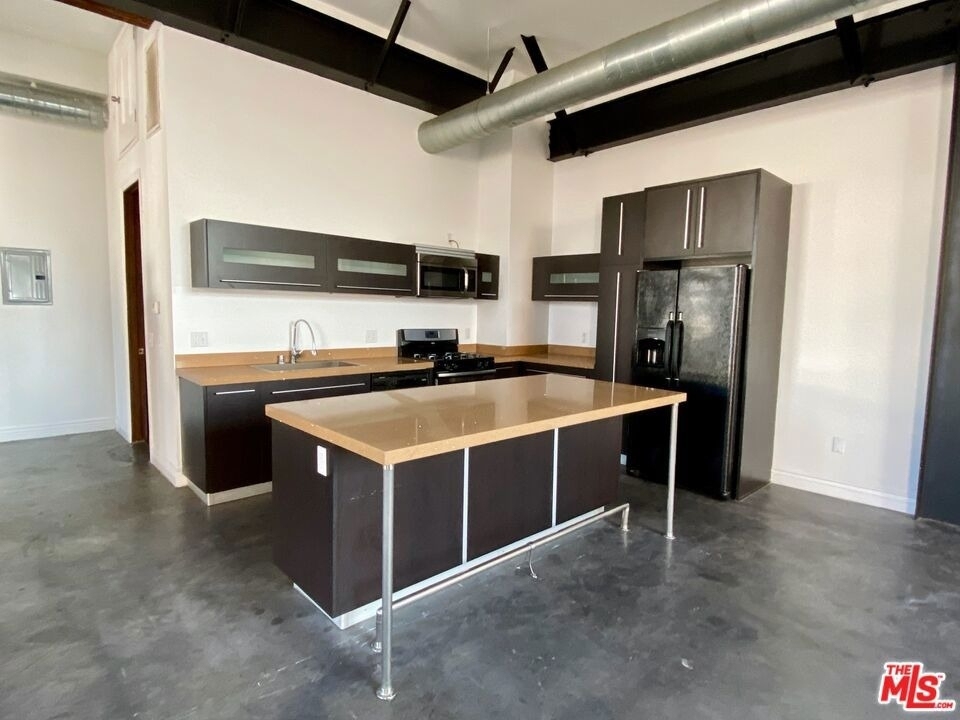 652 Mateo Street - Photo 7