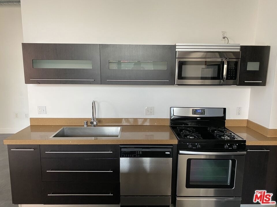 652 Mateo Street - Photo 9
