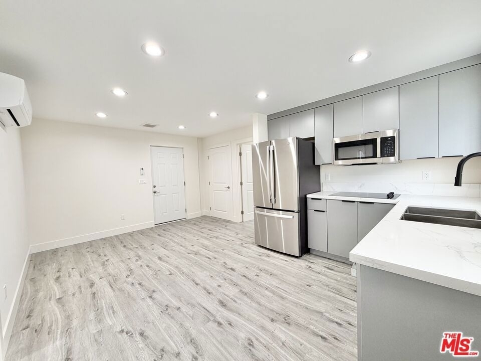 140 1/2 W 93rd Street - Photo 2