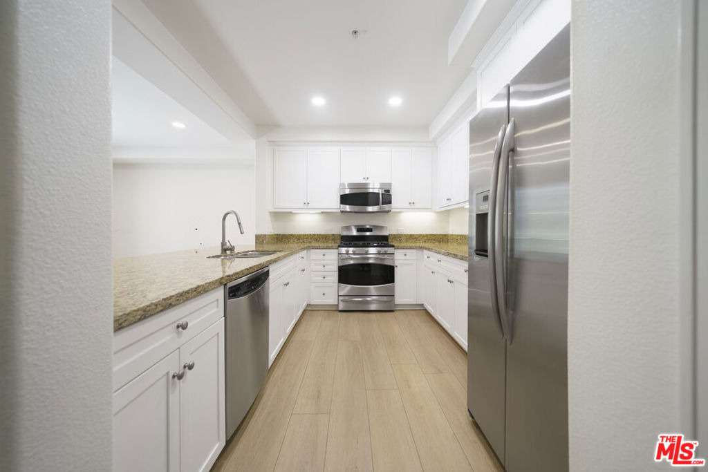 629 Traction Avenue - Photo 8