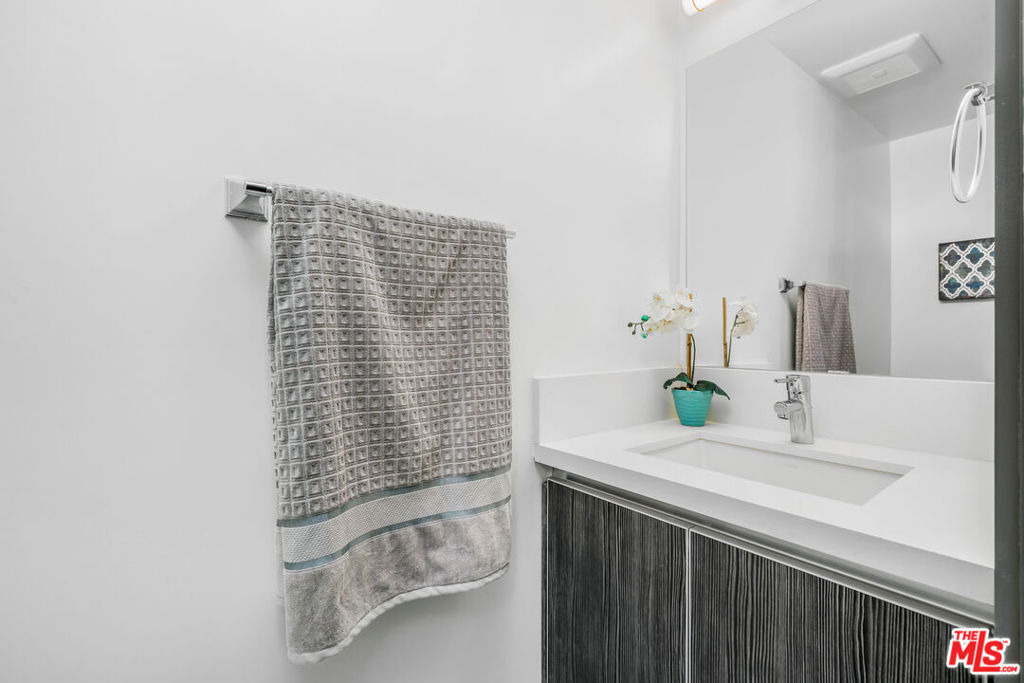 5066 Romaine Street - Photo 3
