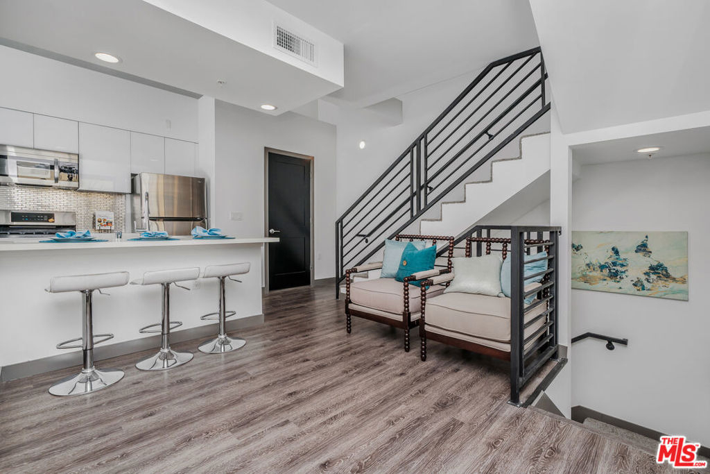 5066 Romaine Street - Photo 2