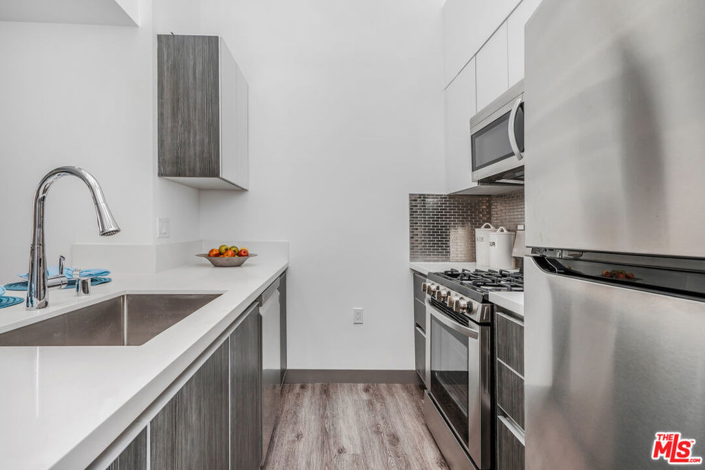 5066 Romaine Street - Photo 7