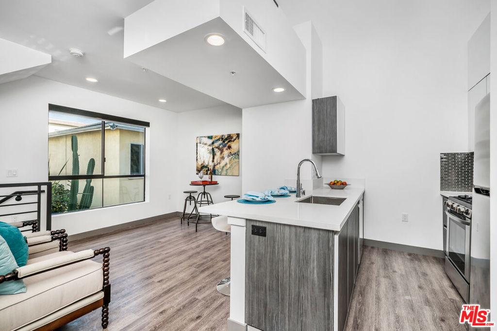 5066 Romaine Street - Photo 8
