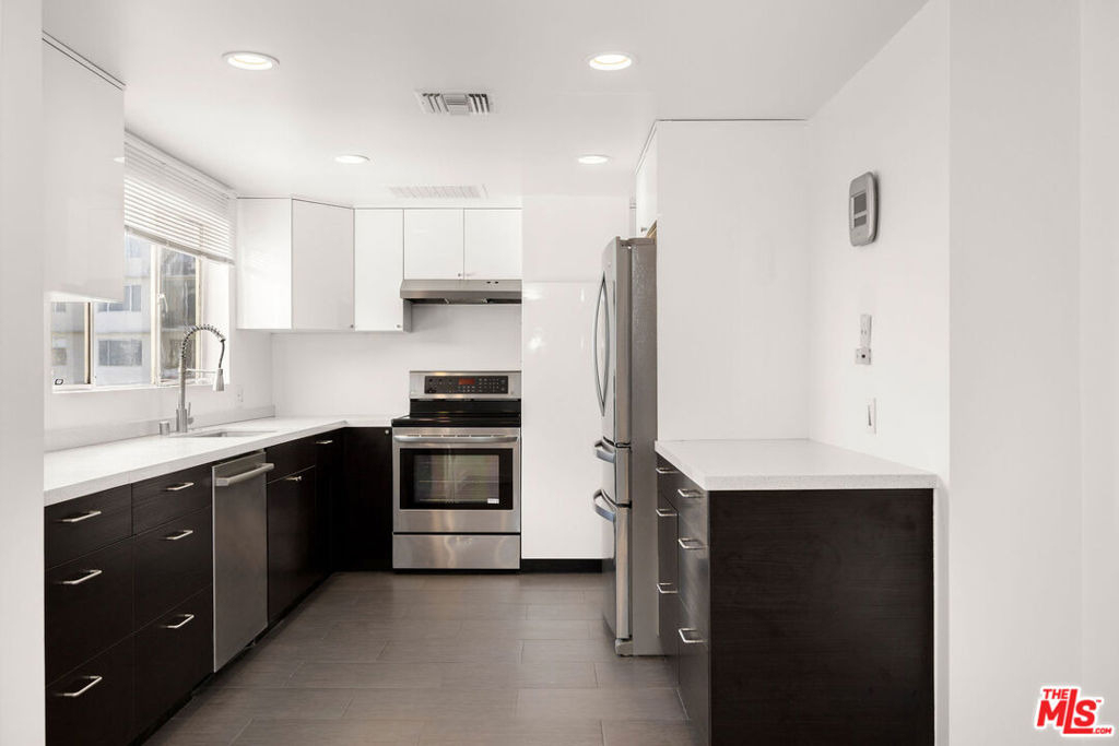 838 N Doheny Drive - Photo 4
