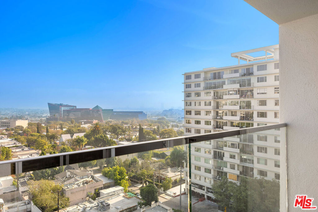 838 N Doheny Drive - Photo 3