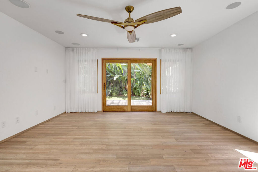 1138 1/2 Poinsettia Place - Photo 4