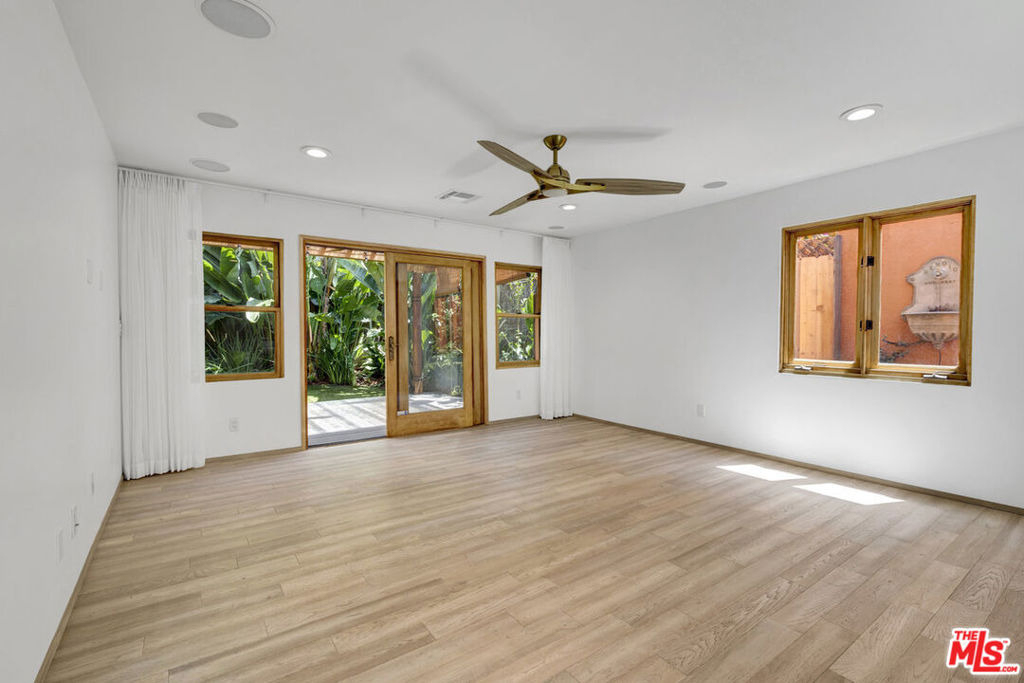 1138 1/2 Poinsettia Place - Photo 3