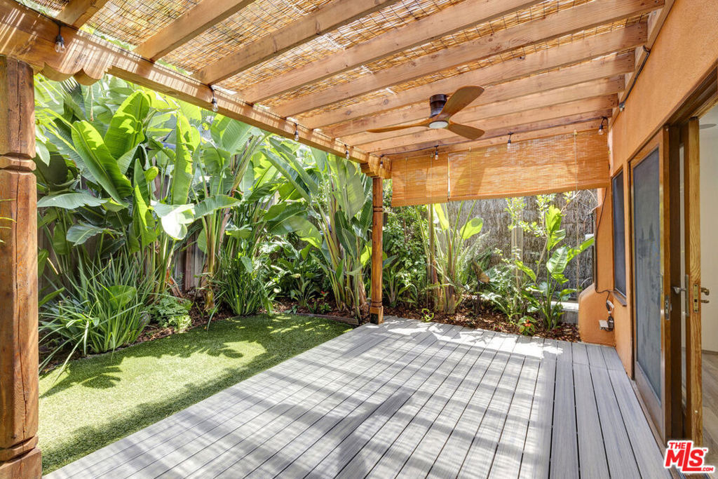 1138 1/2 Poinsettia Place - Photo 2