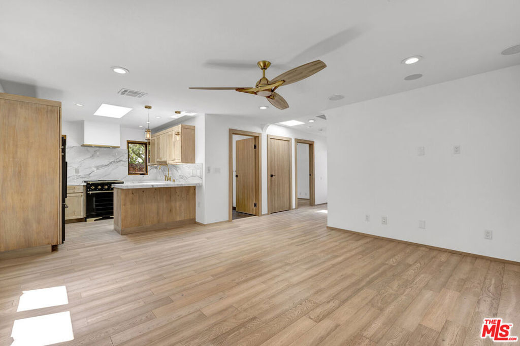 1138 1/2 Poinsettia Place - Photo 8