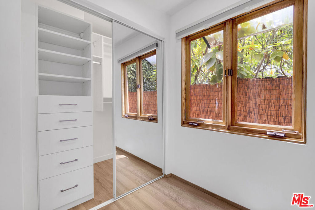 1138 1/2 Poinsettia Place - Photo 12
