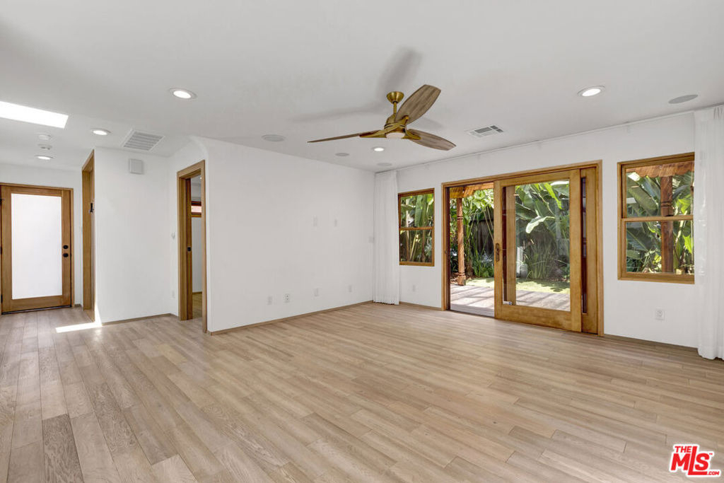 1138 1/2 Poinsettia Place - Photo 9