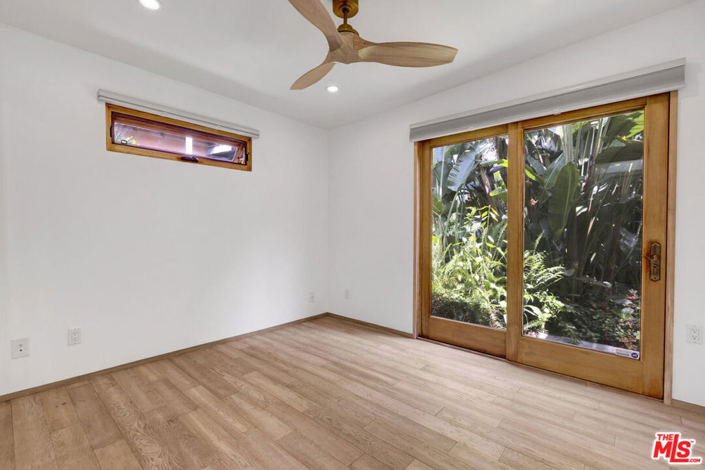 1138 1/2 Poinsettia Place - Photo 11