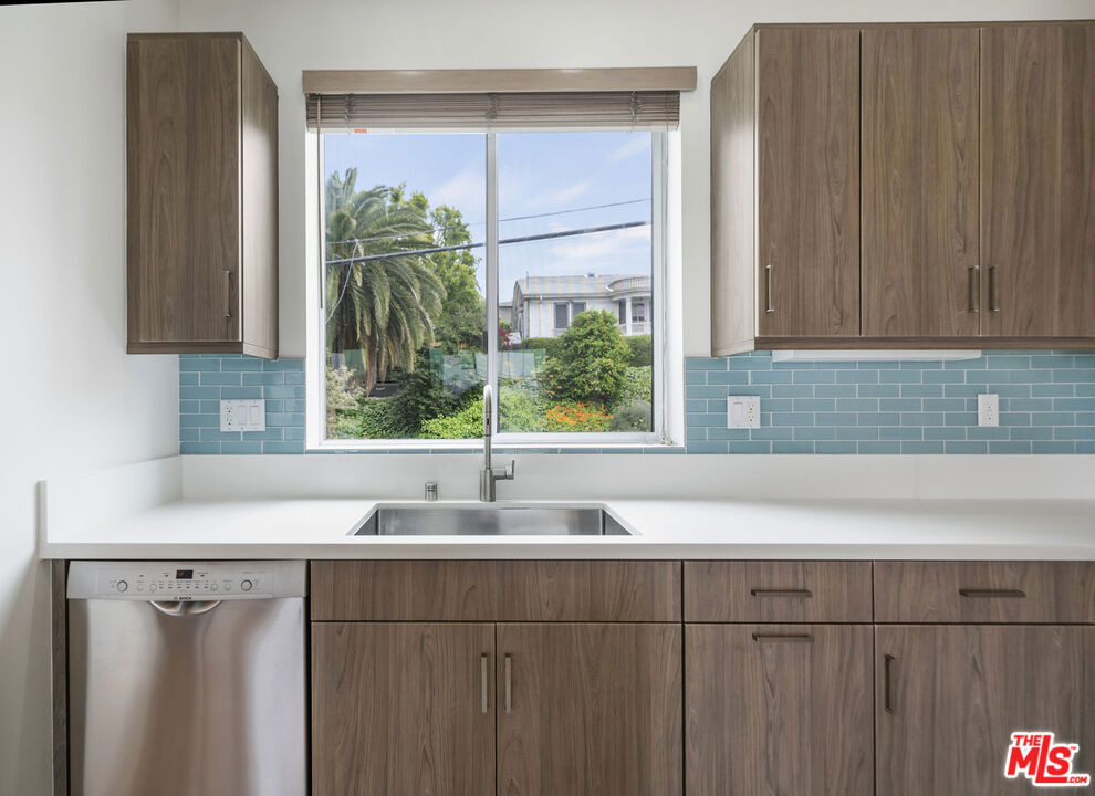 1045 Manzanita Street - Photo 10