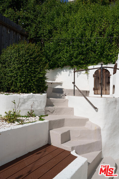 2209 N Gower Street - Photo 3