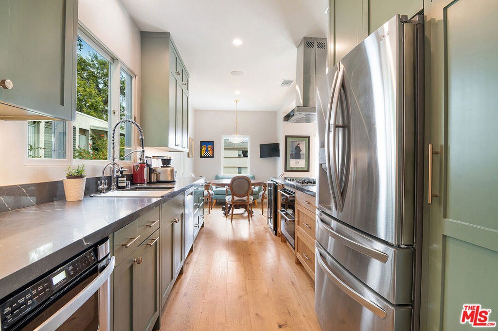 8021 Blackburn Avenue - Photo 18