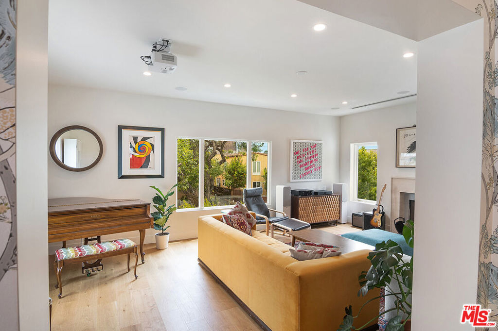 8021 Blackburn Avenue - Photo 7