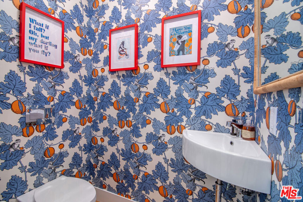 8021 Blackburn Avenue - Photo 20