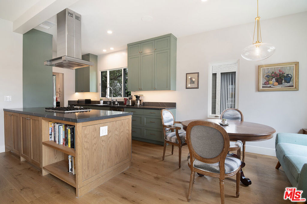 8021 Blackburn Avenue - Photo 15