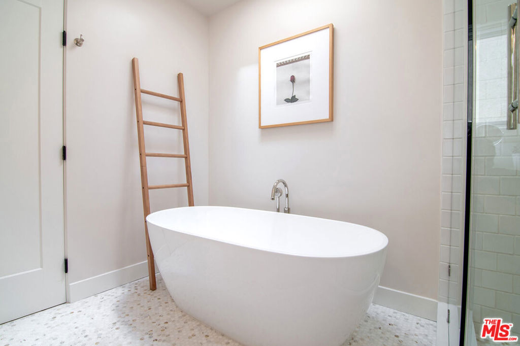 8021 Blackburn Avenue - Photo 27