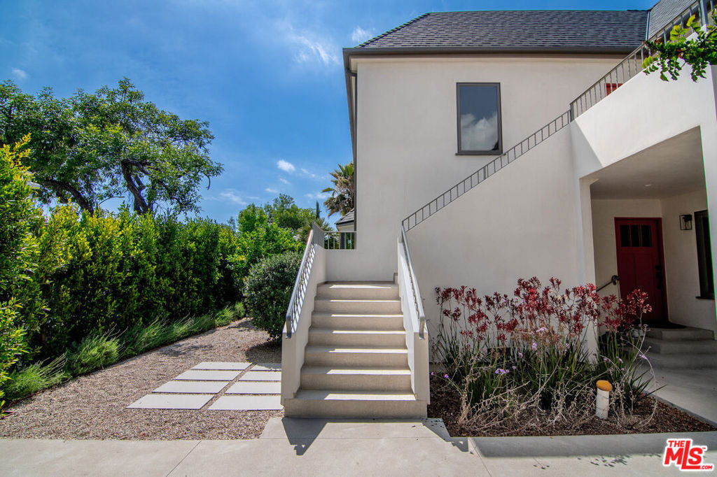 8021 Blackburn Avenue - Photo 3
