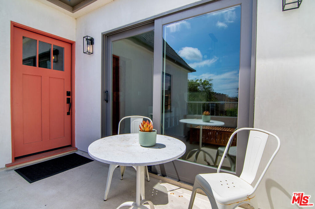 8021 Blackburn Avenue - Photo 5