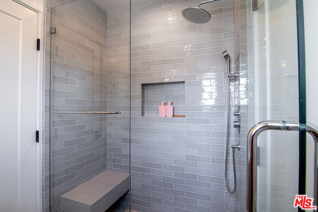 8021 Blackburn Avenue - Photo 29