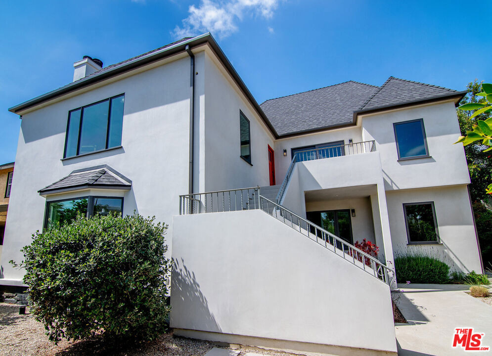 8021 Blackburn Avenue - Photo 2