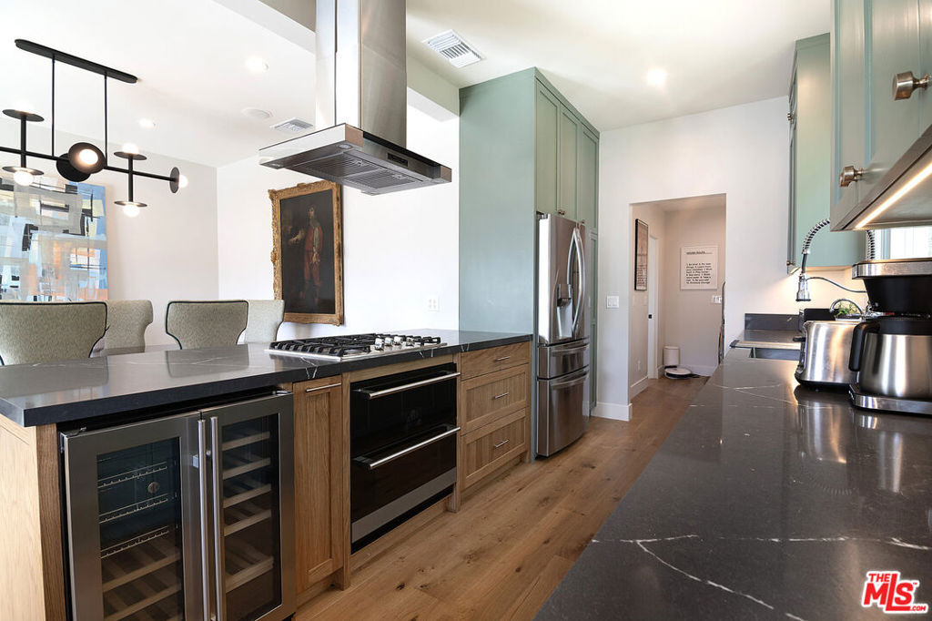 8021 Blackburn Avenue - Photo 17