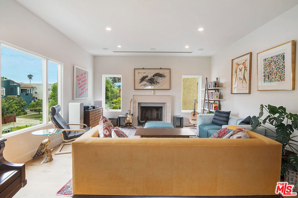 8021 Blackburn Avenue - Photo 8