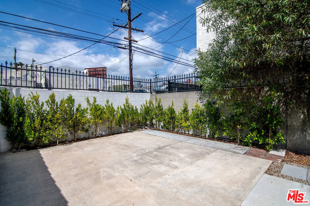 8021 Blackburn Avenue - Photo 30