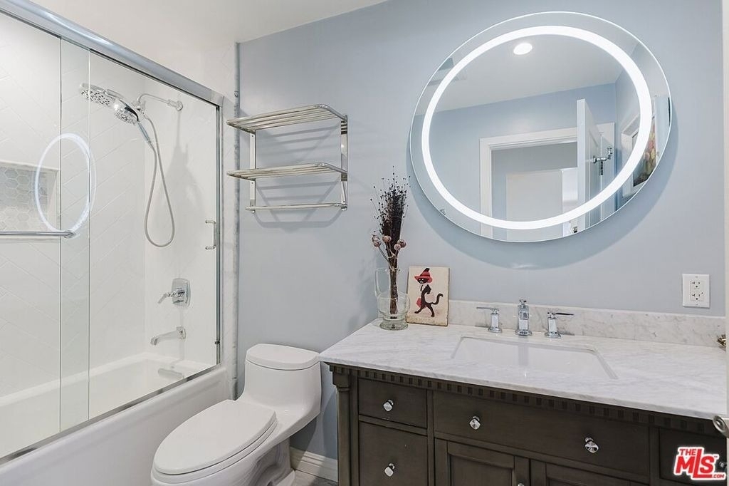 1154 S Barrington Avenue - Photo 1