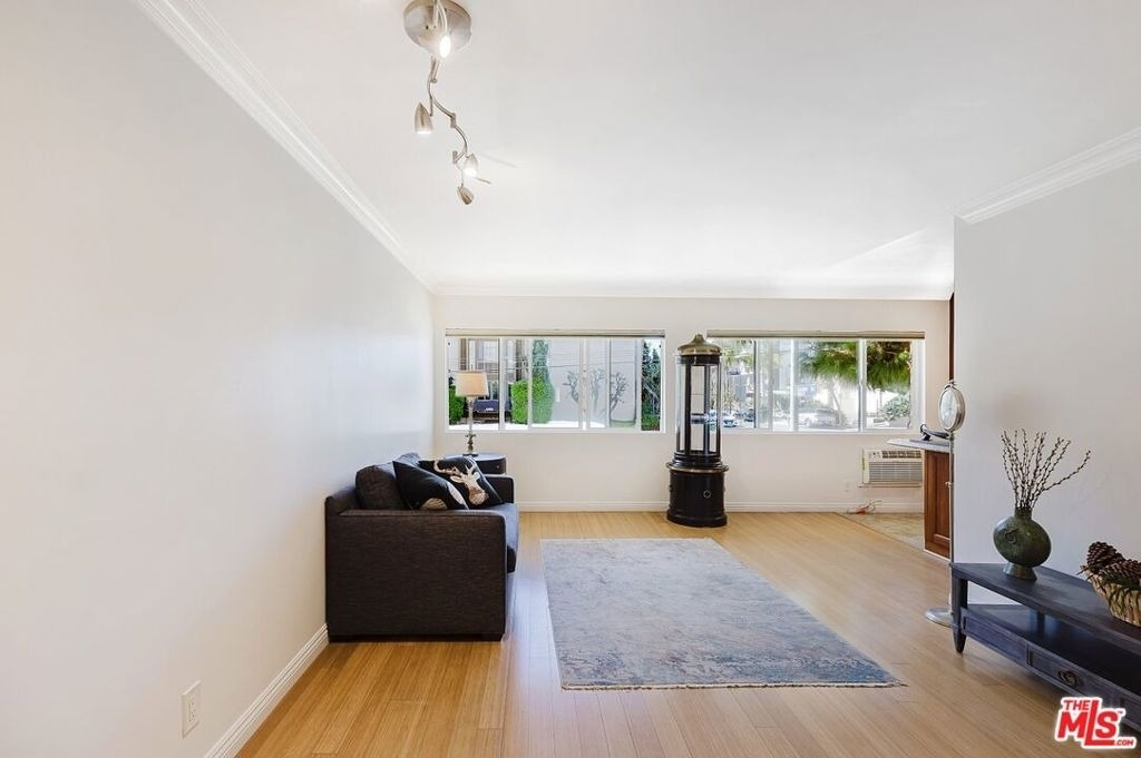 1154 S Barrington Avenue - Photo 13