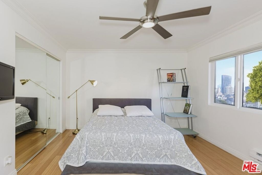 1154 S Barrington Avenue - Photo 5