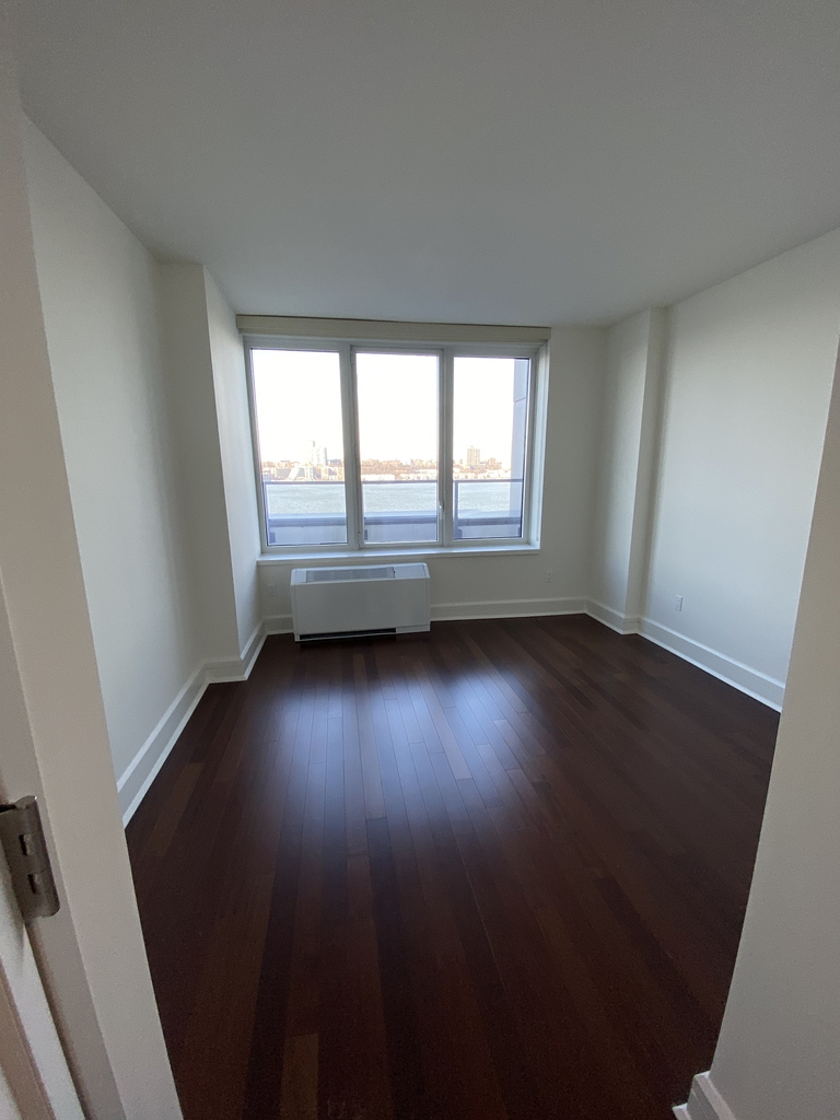 60 Riverside Boulevard - Photo 14