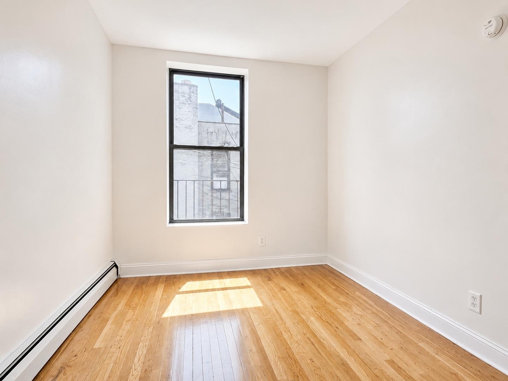 386 Manhattan Avenue - Photo 2