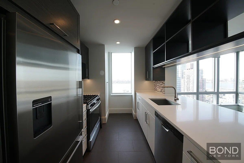 Tenth Avenue - Photo 2